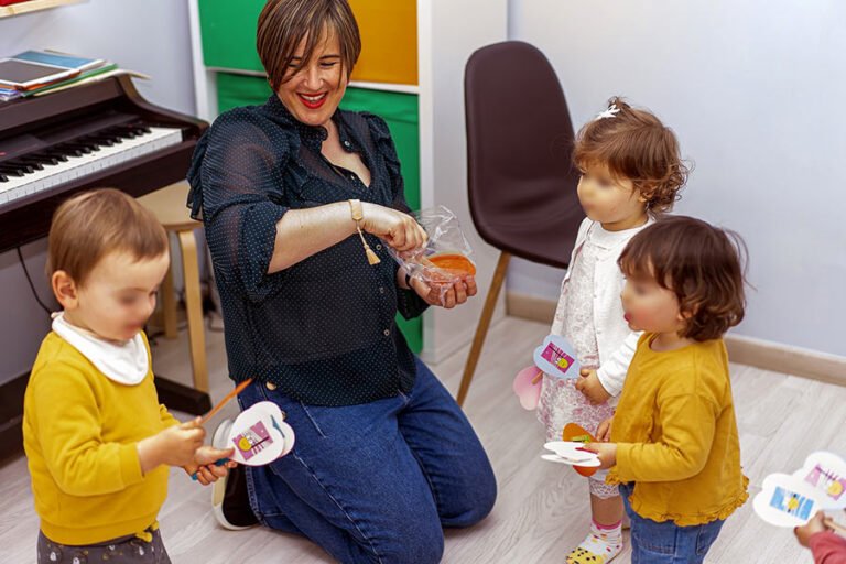 Actividades de música para bebés y niños en Vigo. Clases de Mago Diapasón en Bambera. Escuela de música, Vigo.